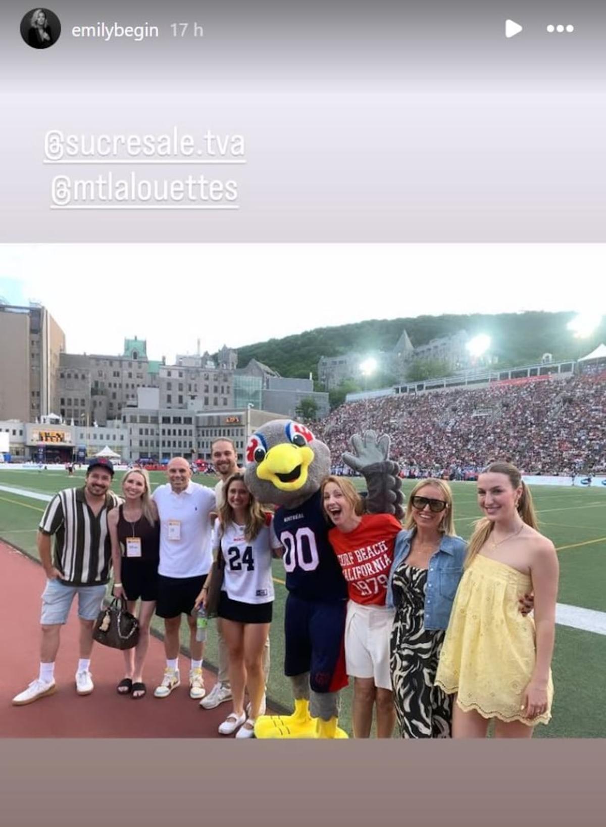 Émily Bégin entourée de ses collègues de Sucré salé lors du match des Alouettes
