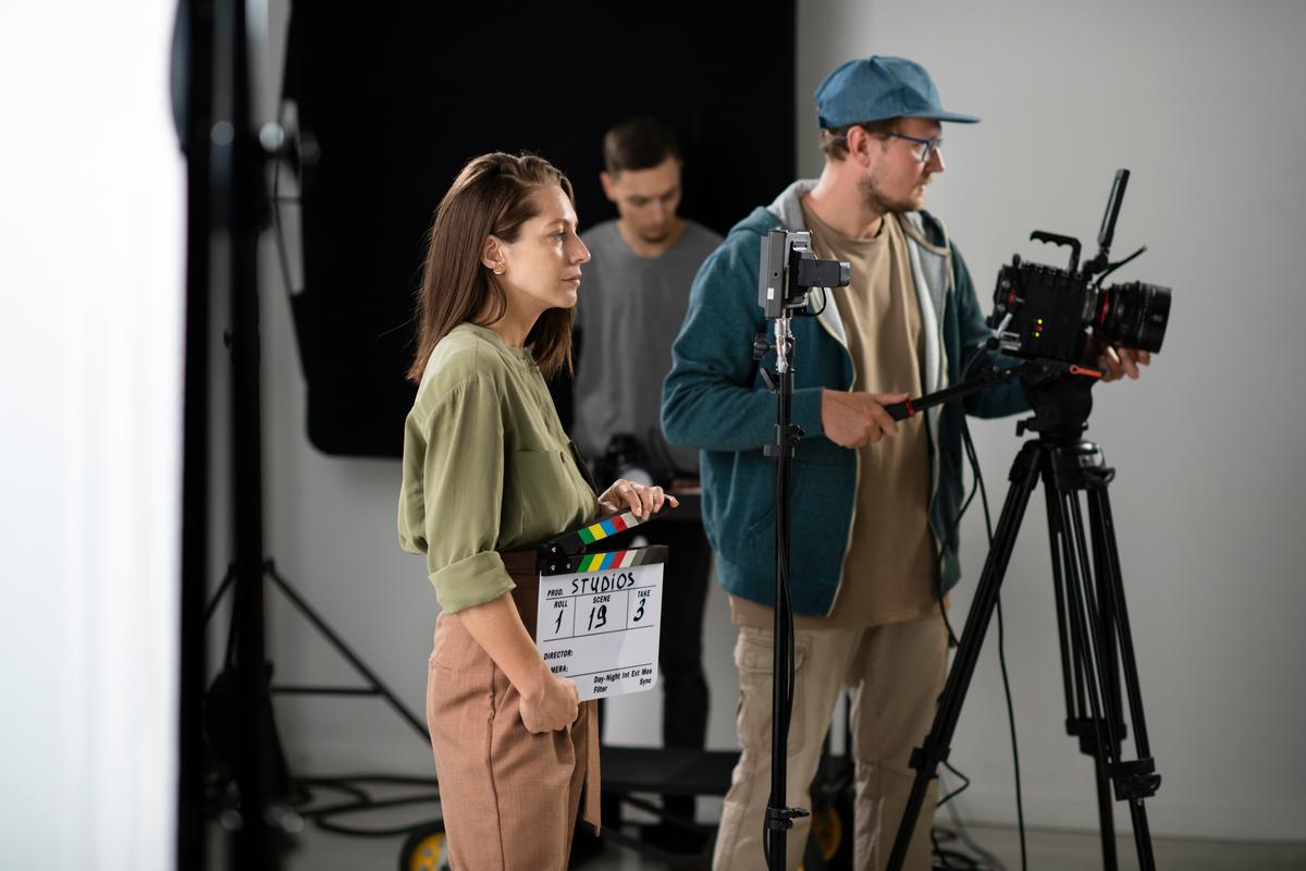 Freepik, travailleurs télé et médias