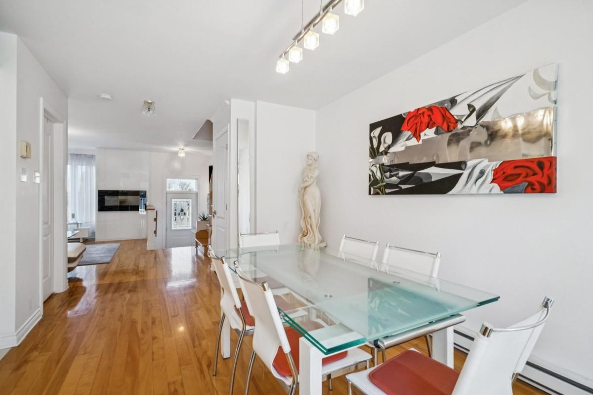 Salle à manger ouverte sur la cuisine