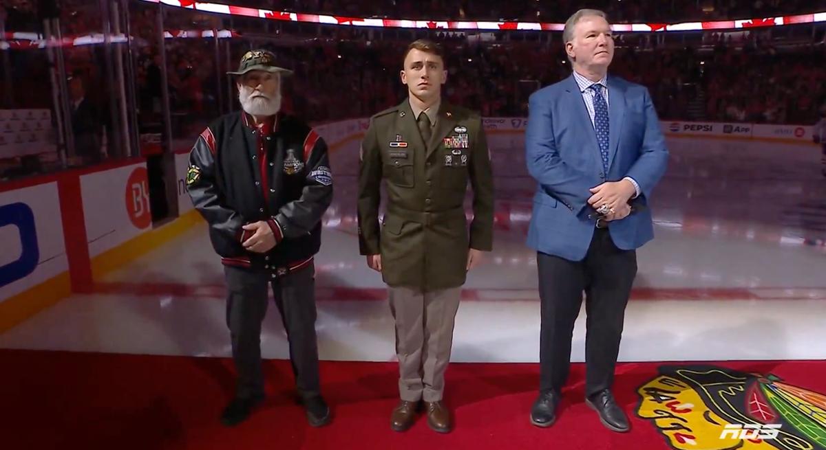 Jim Cornelison interprète l'hymne en français