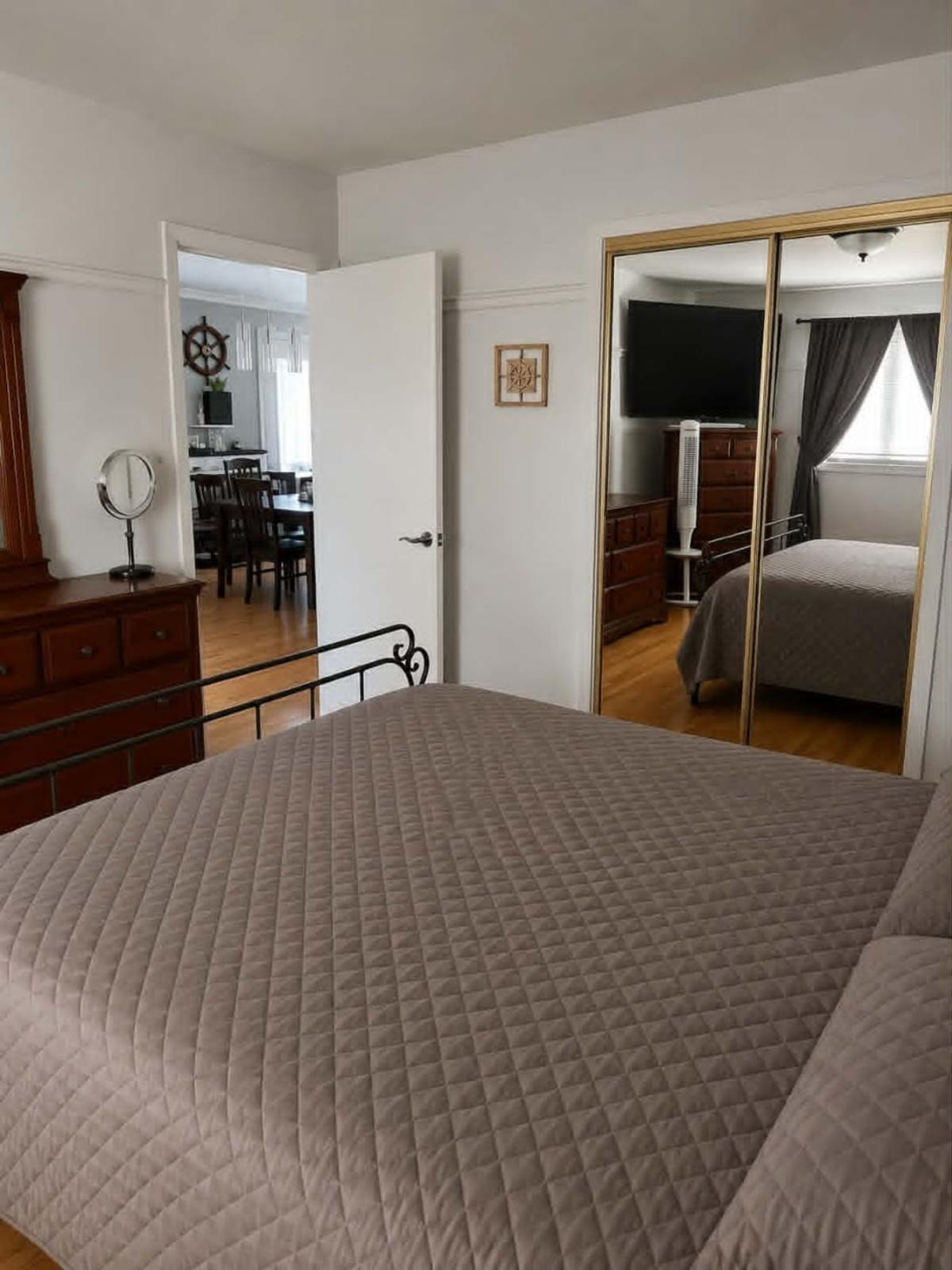 Autre angle de la chambre principale