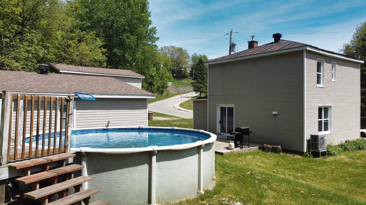 La piscine sur le terrain