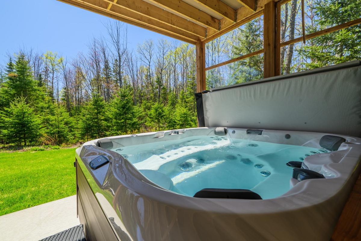Spa extérieur dans le boisé