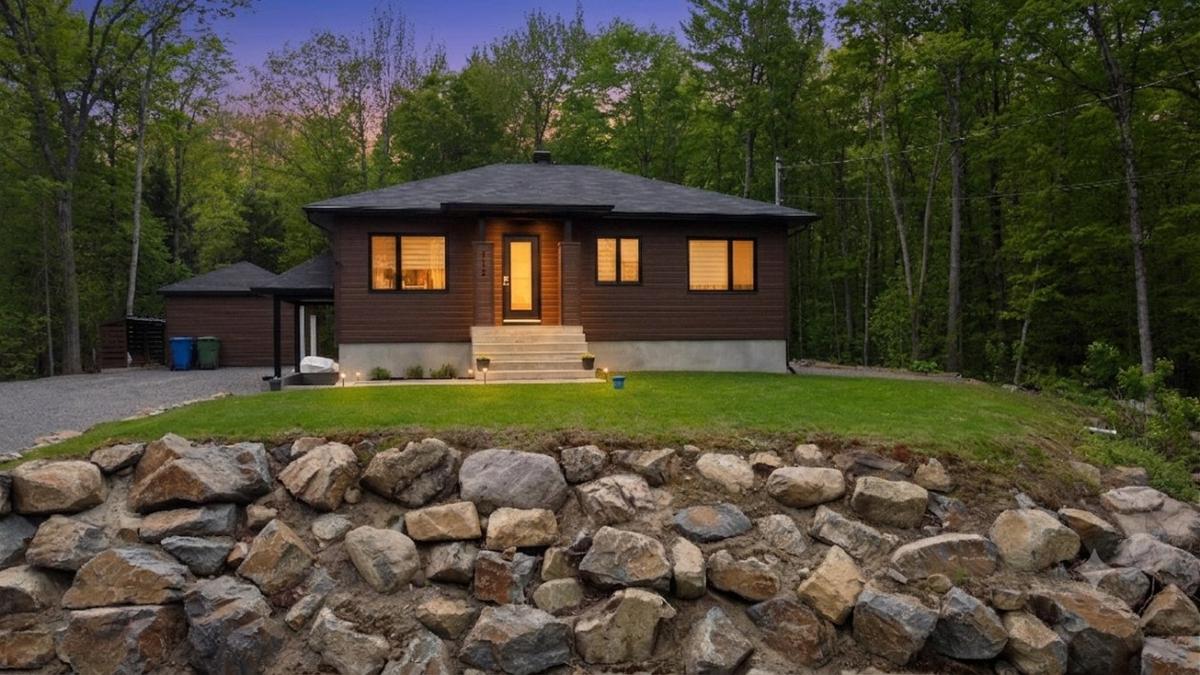 Vue extérieure de la propriété dans son écrin de verdure