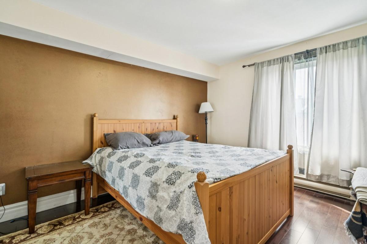 La chambre principale, calme et lumineuse