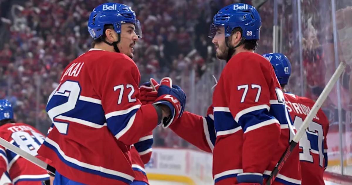 Arber Xhekaj et Kirby Dach - Célébration chandail rouge