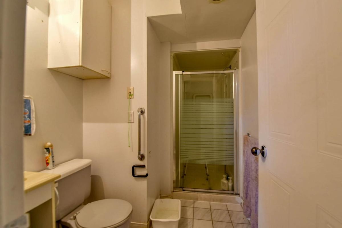Salle de bain avec douche