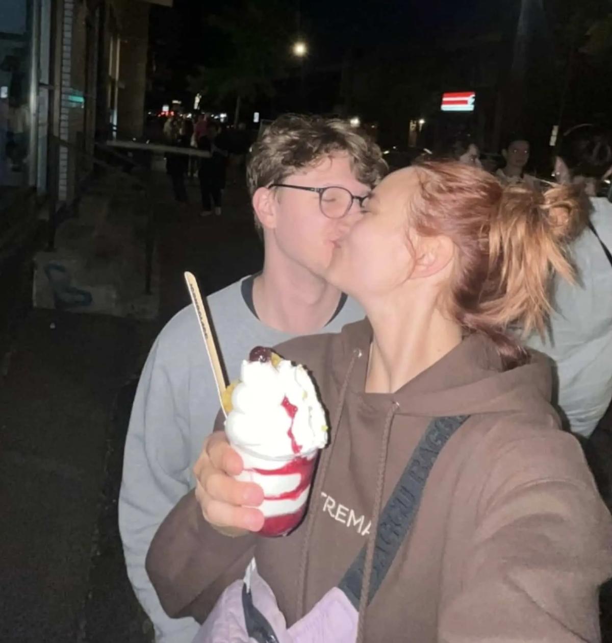 Éléonore Lagacé qui embrasse son amoureux
