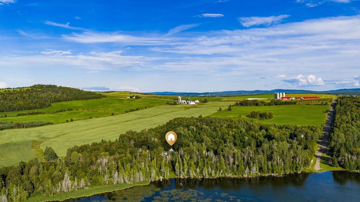 Vue plongeante sur la propriété et ses environs