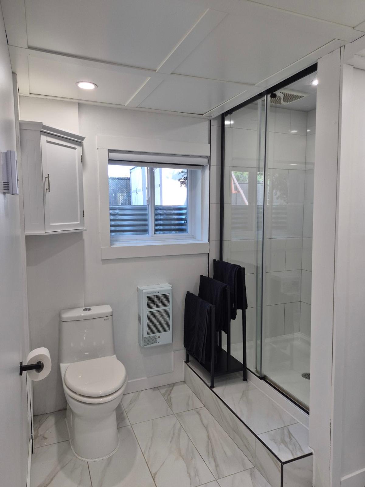 Salle de bain du sous-sol, autre angle
