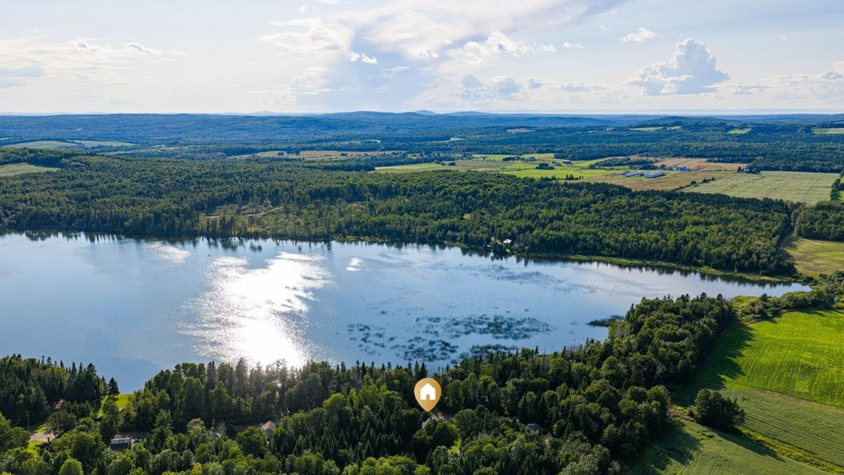 Vue aérienne de la propriété en bordure du lac des Joncs