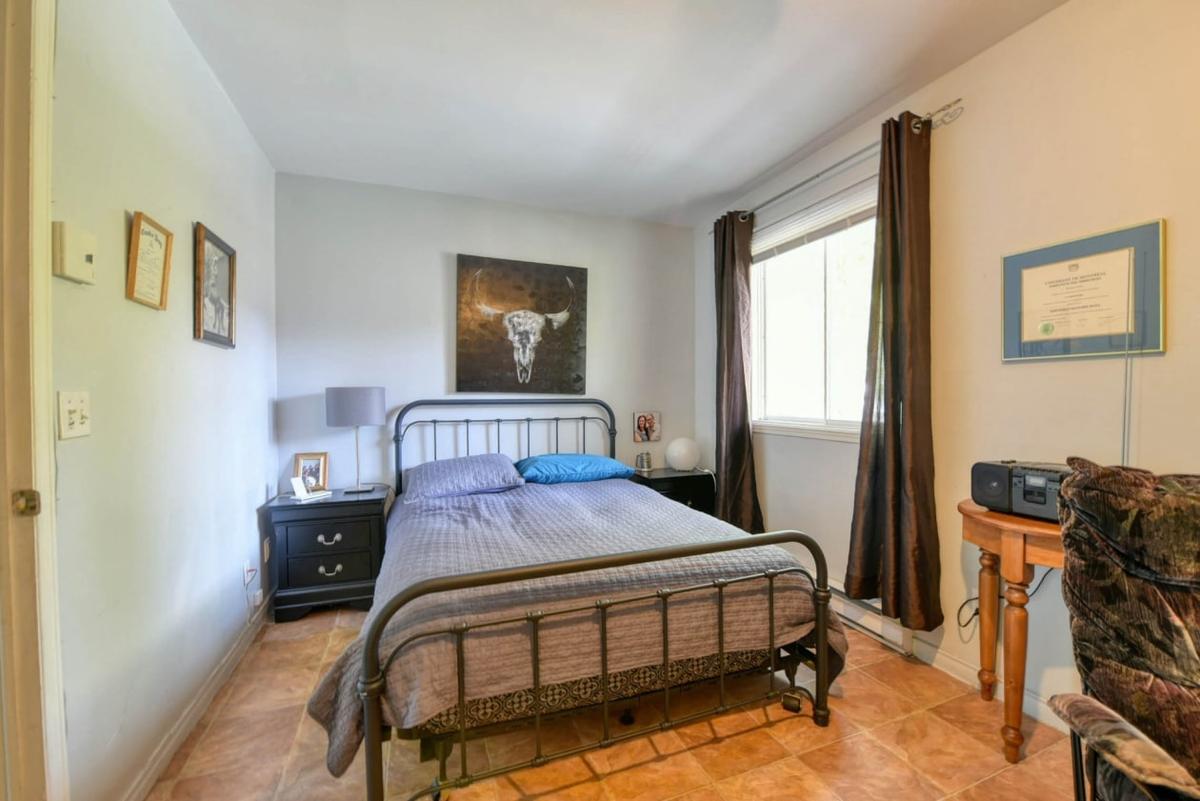 Chambre lumineuse à l'étage