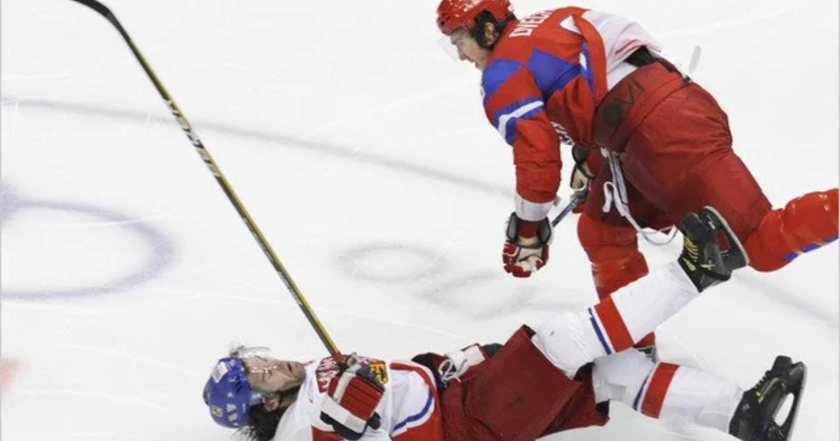 Alex Ovechkin frappe Jaromir Jagr