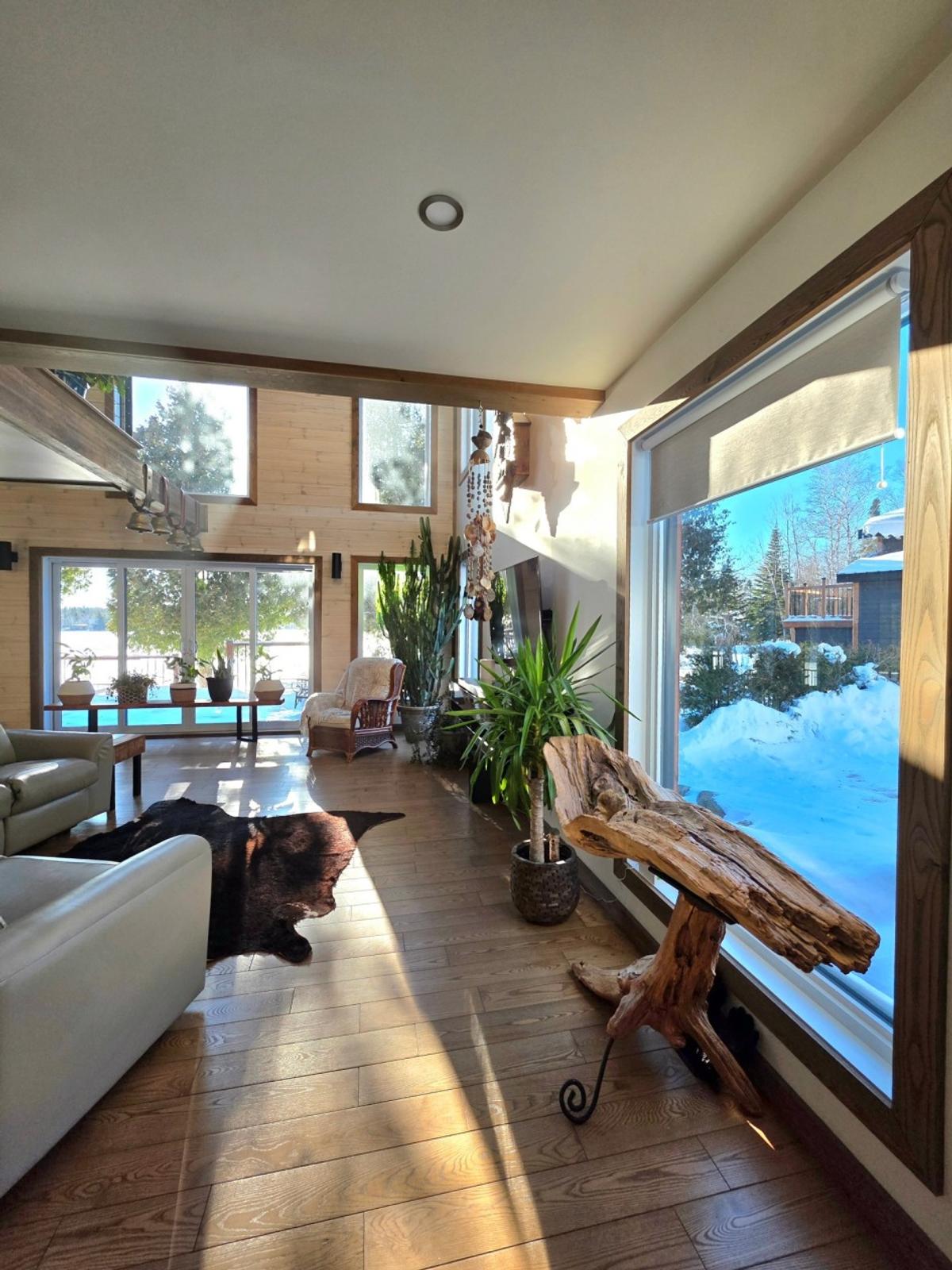Salon ouvert avec vue sur le lac