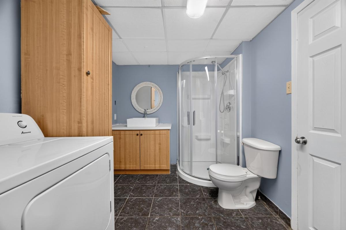 Douche de la salle de bain du sous-sol