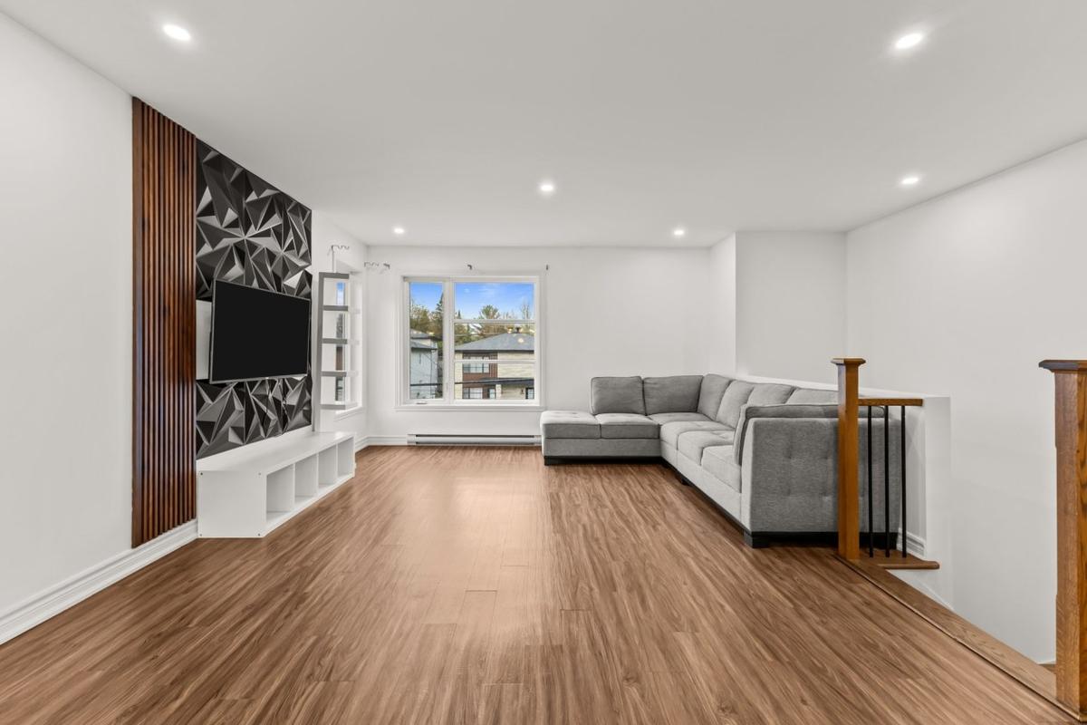 Salon ouvert avec lumière naturelle abondante