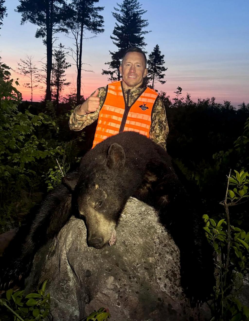 Georges Saint-Pierre à la chasse à l'ours