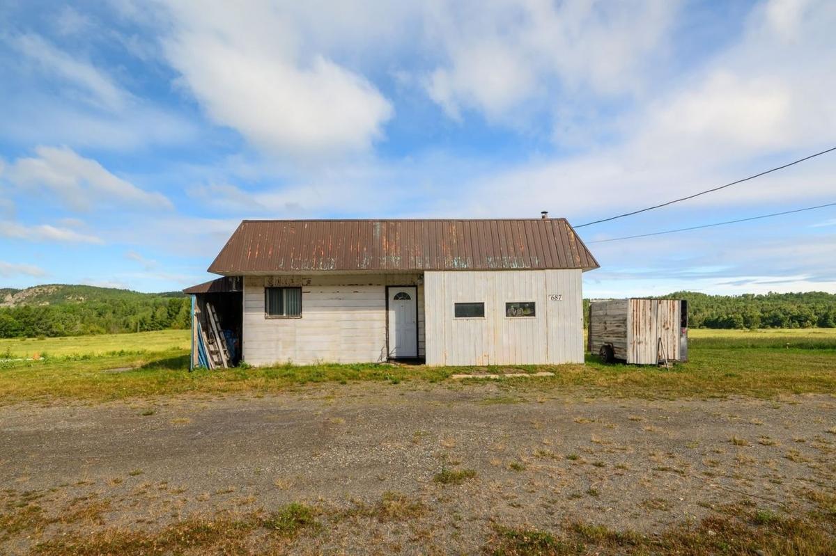 Façade du bâtiment en bordure de la route 132