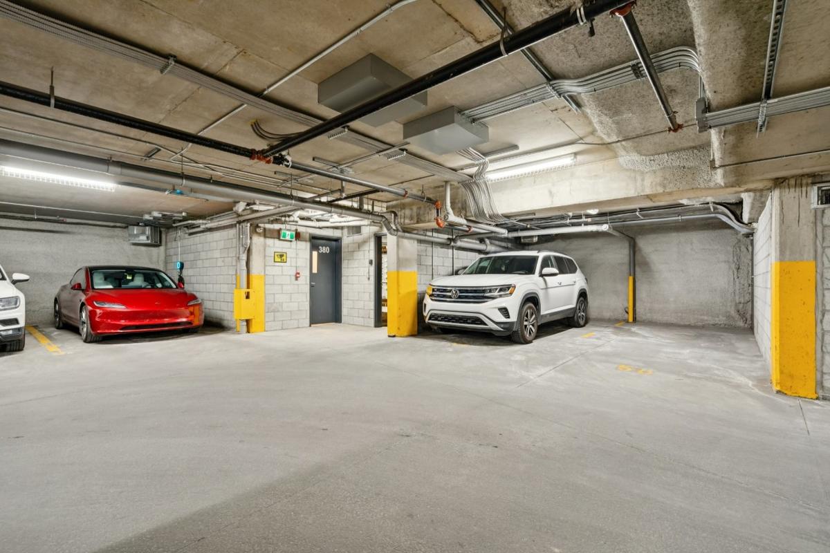 Garage intérieur avec rangement