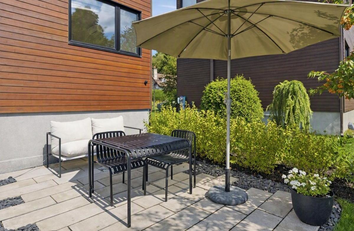 Vue sur l'environnement naturel depuis la cour