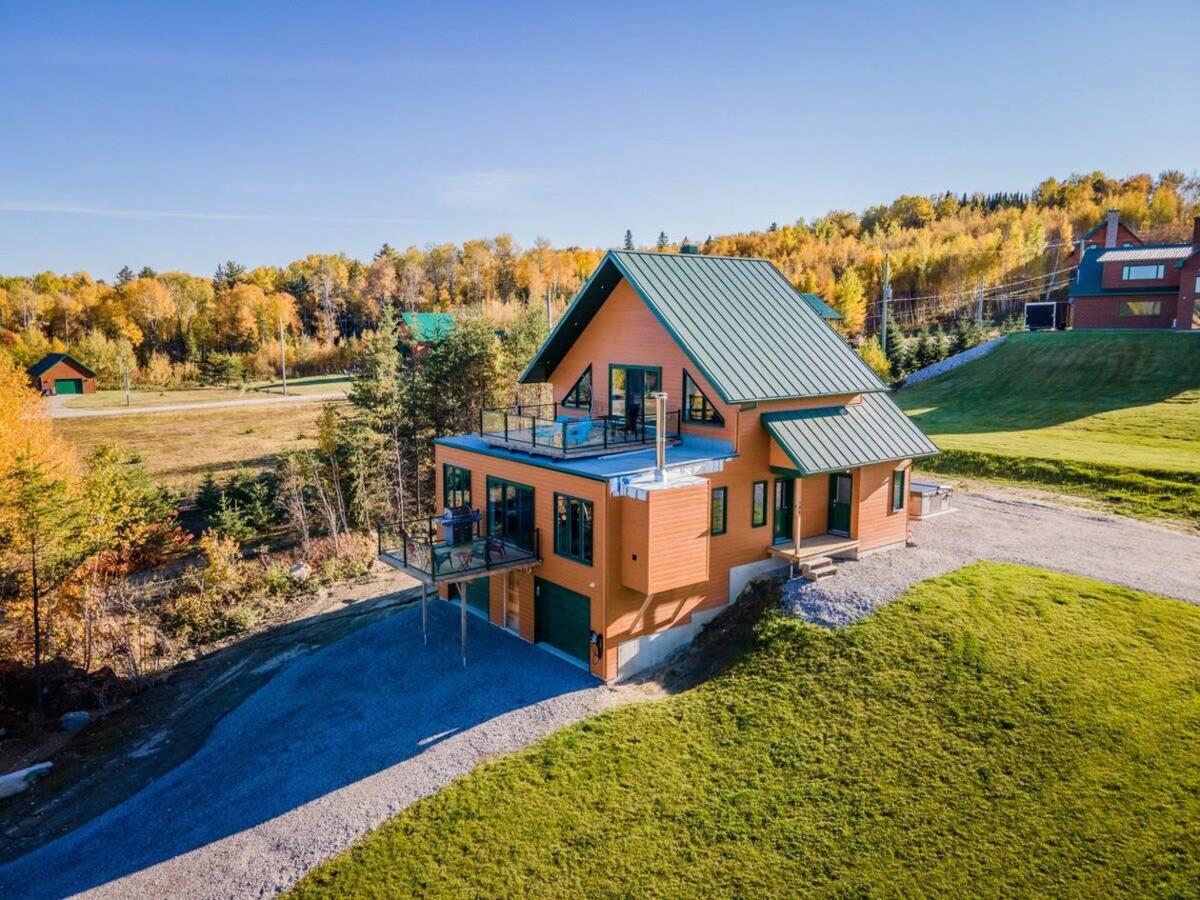 Le grand terrain verdoyant entourant la propriété
