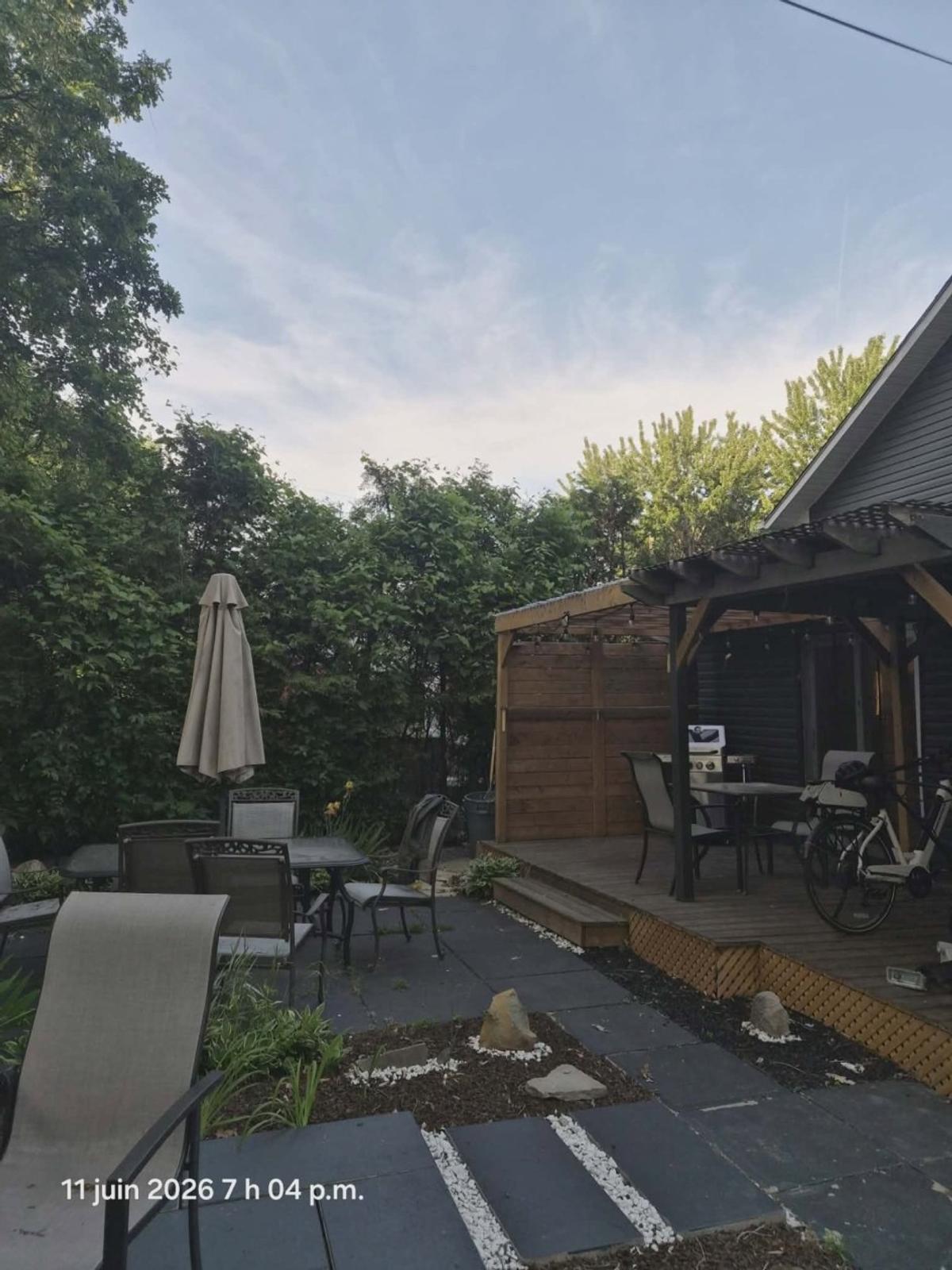 Terrasse et cour arrière invitantes