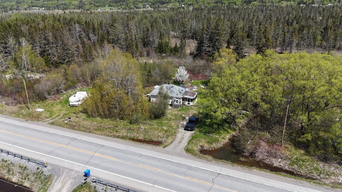 Vue aérienne montrant la position du terrain par rapport au paysage gaspésien