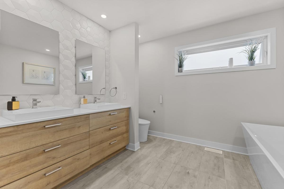 Salle de bain principale avec baignoire autoportante