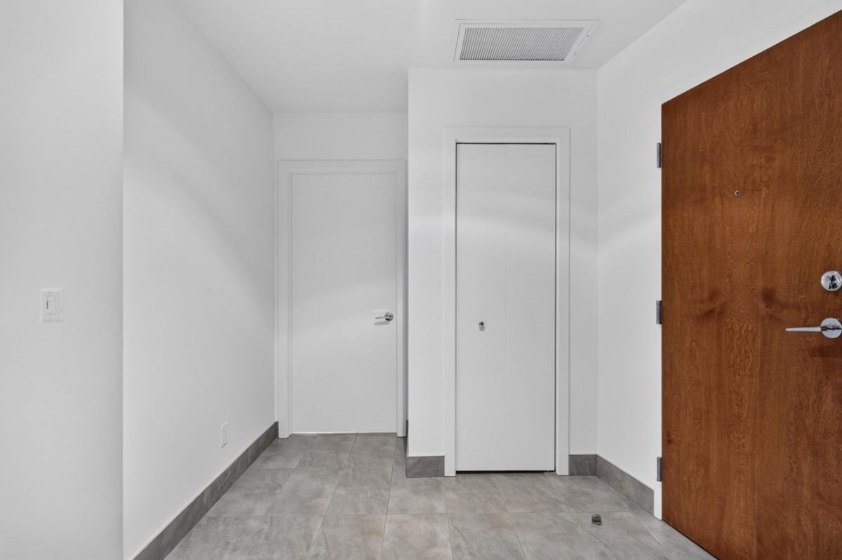 Vue du vestibule et de ses rangements
