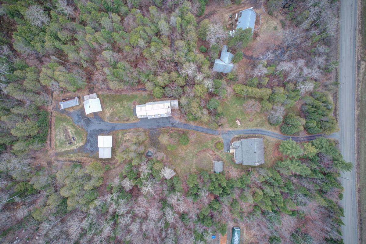 Bois, pierre et silence : une fermette d'exception sur quatre acres à Sherbrooke pour qui rêve d'espace