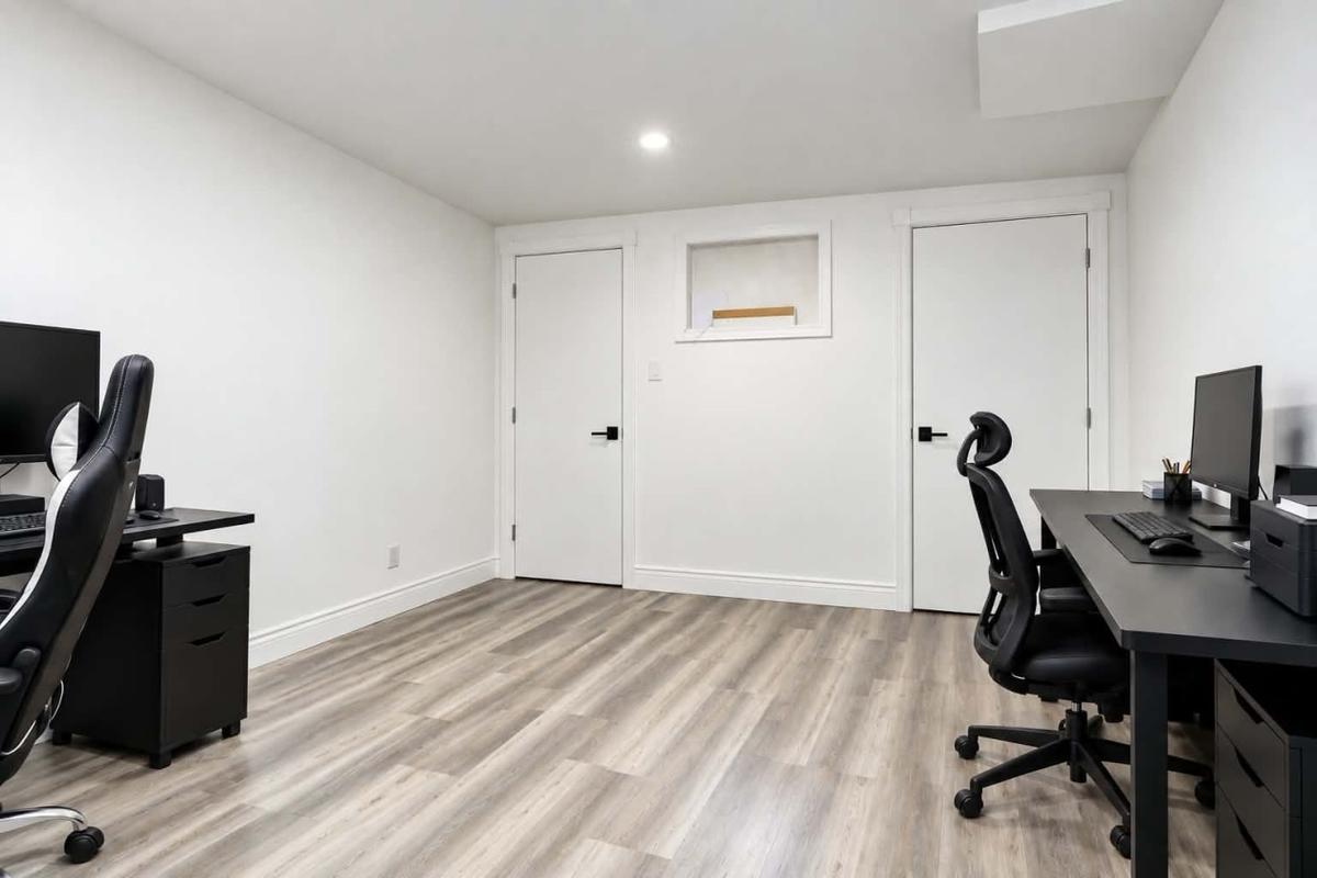 Bureau aménagé au sous-sol