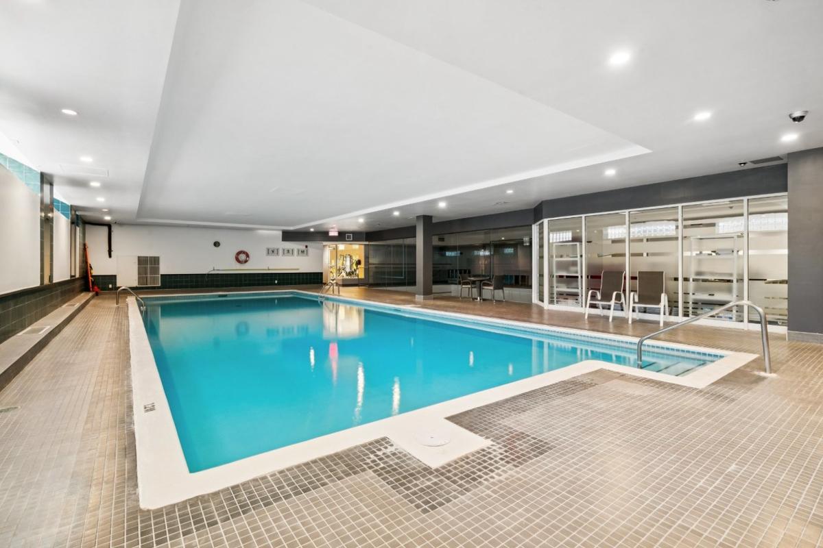 Piscine intérieure de l'immeuble