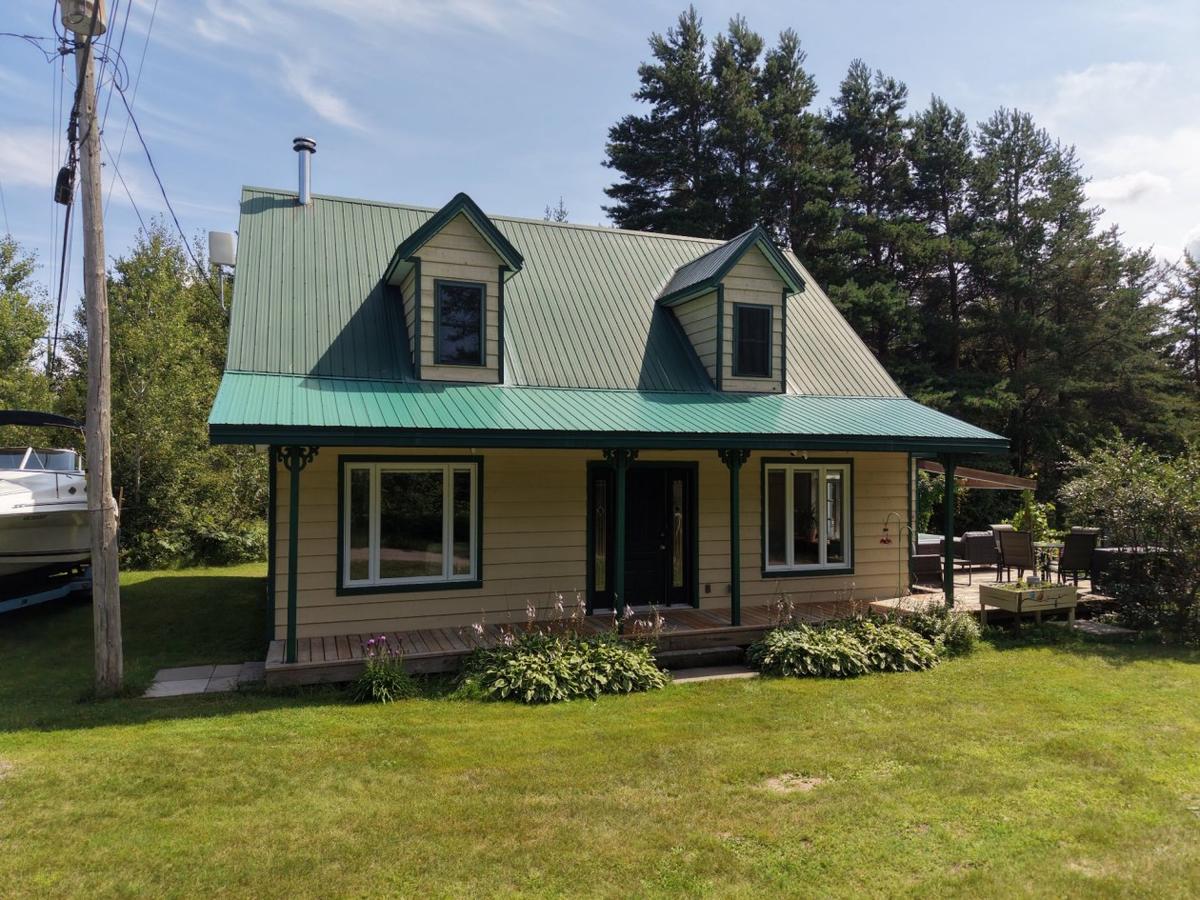 Vue extérieure de la maison dans son écrin de verdure