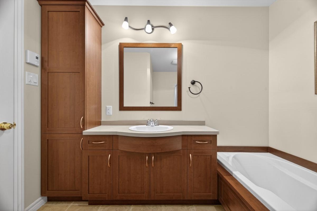 Vue complémentaire de la salle de bain