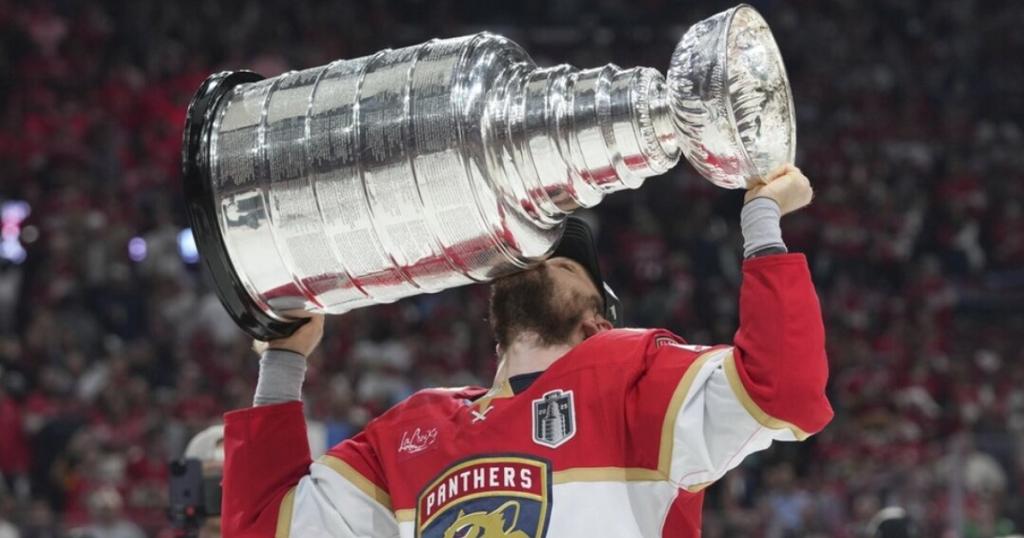 Sam Reinhart qui soulève la Coupe en 2025