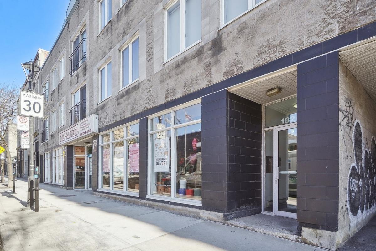 Façade de l'immeuble sur la rue Notre-Dame Ouest