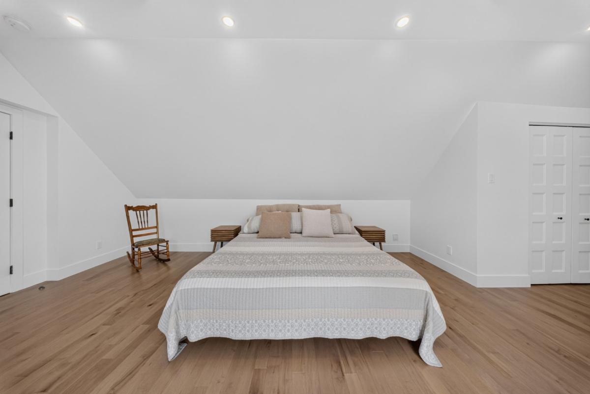 Vue complémentaire de la chambre principale