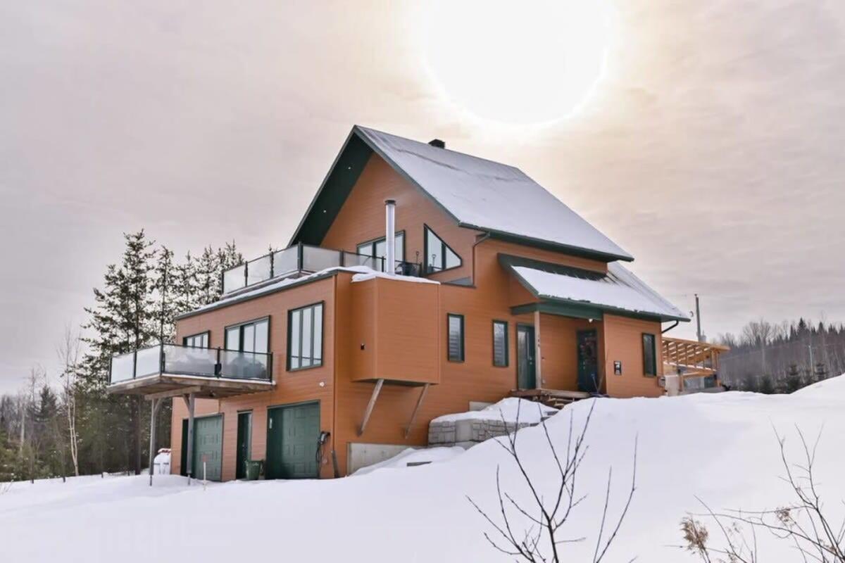 Façade et stationnement du chalet