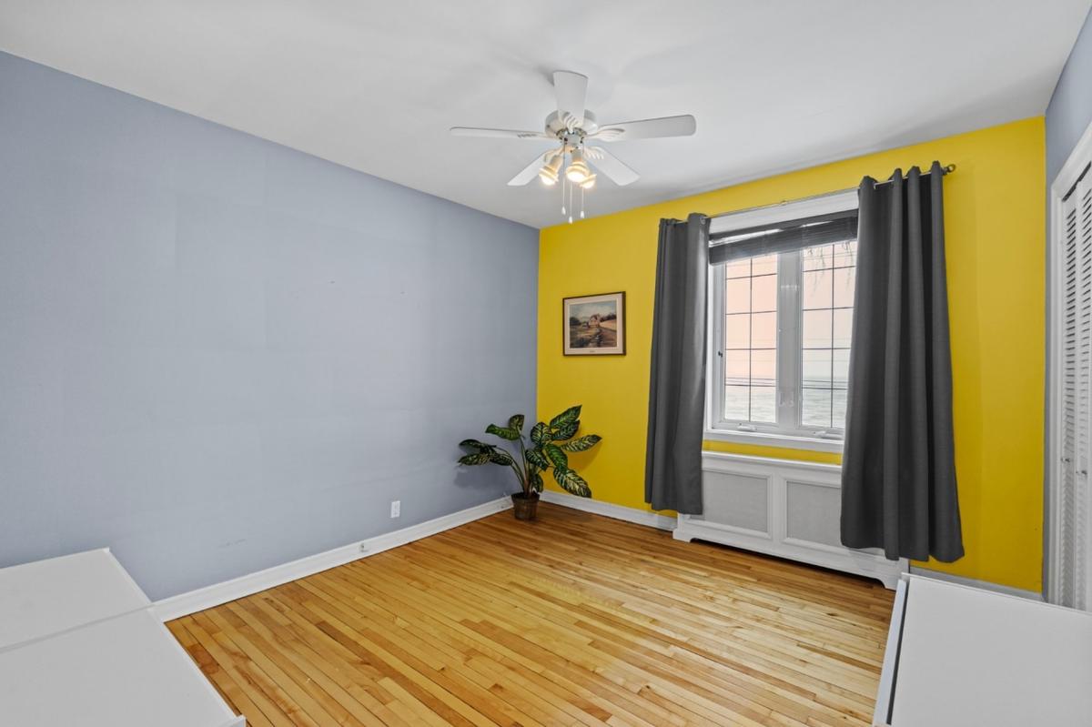 Chambre à coucher avec fenêtre généreuse