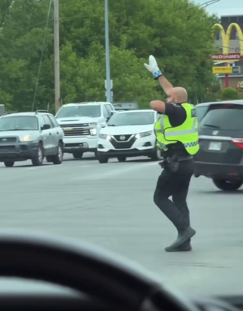 Policier qui danse à Blainville