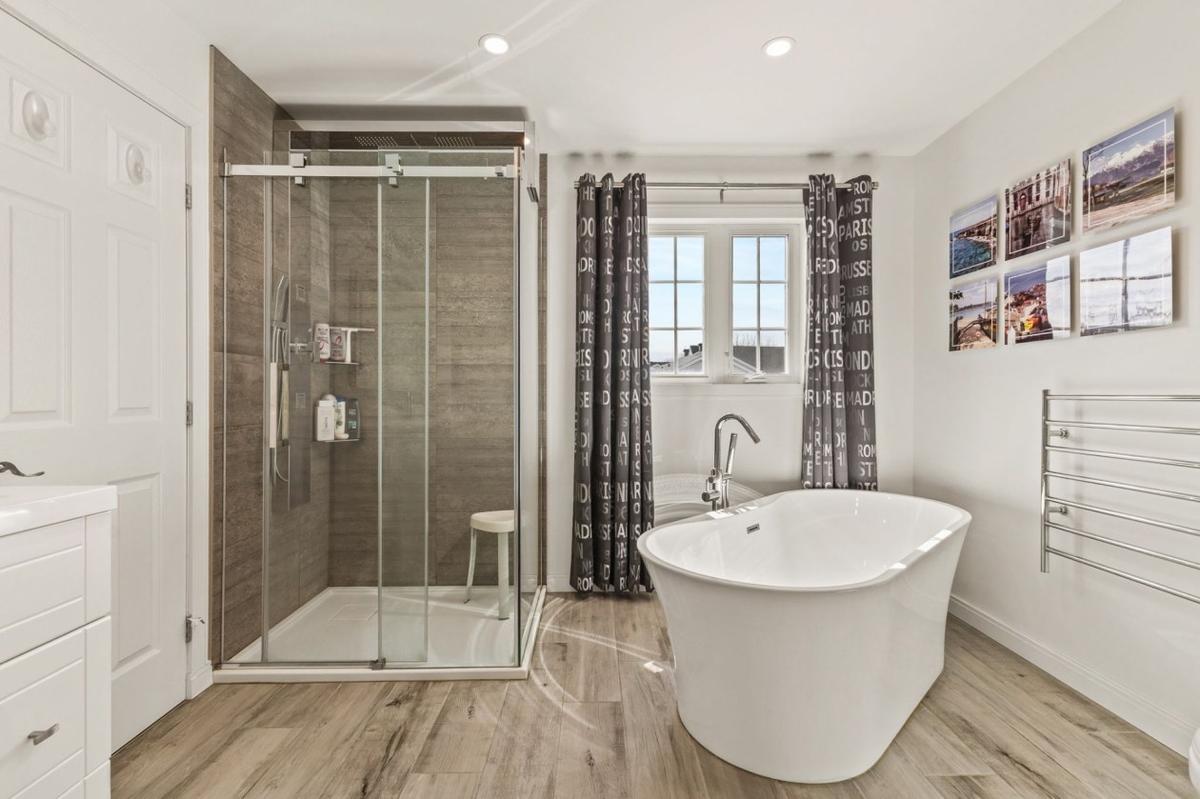 Salle de bain complète à l'étage