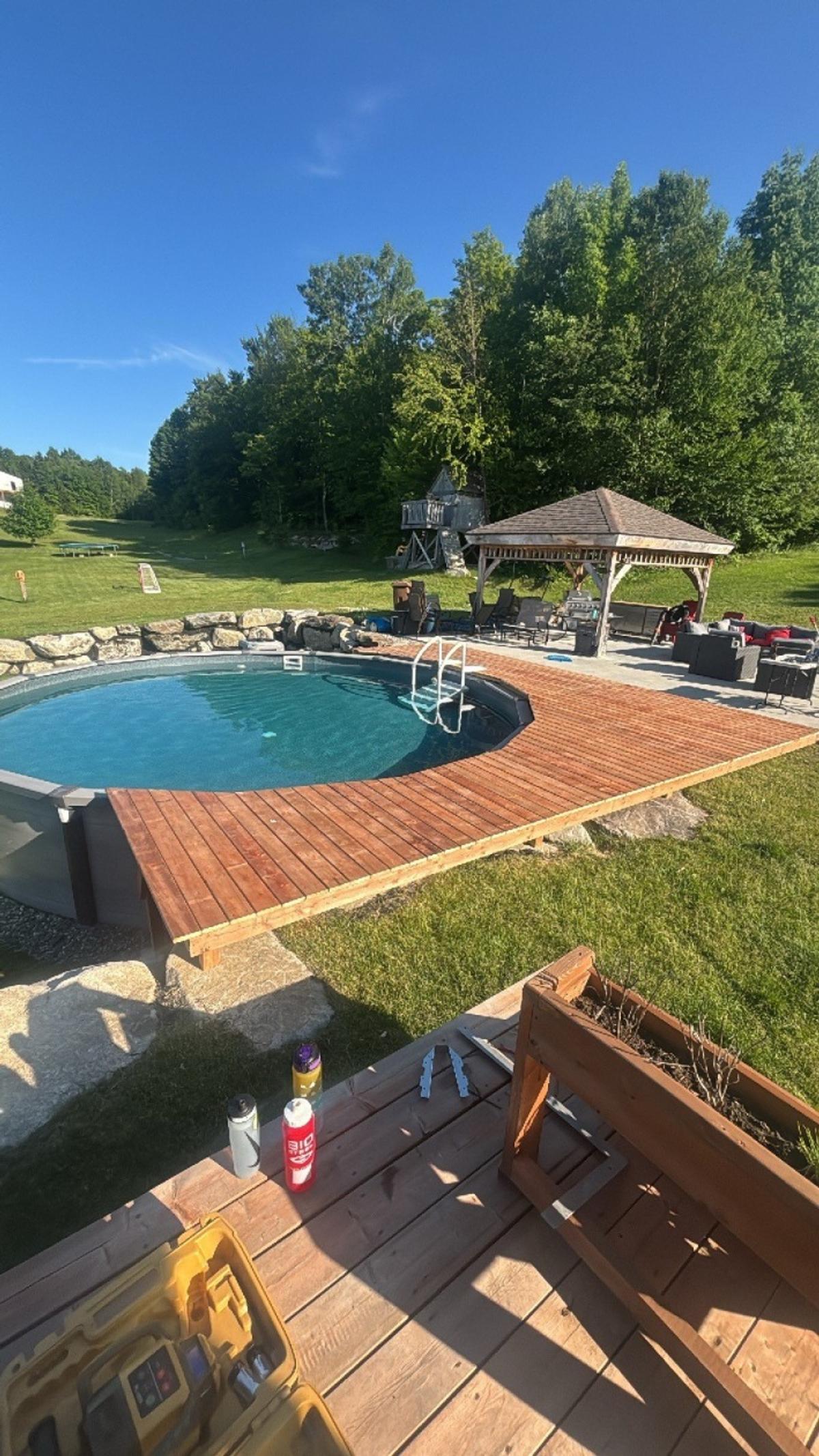 Piscine hors terre chauffée et aménagement extérieur