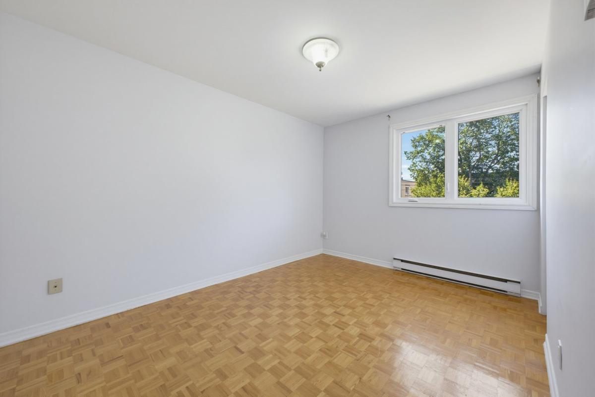 Vue sur une chambre depuis le corridor