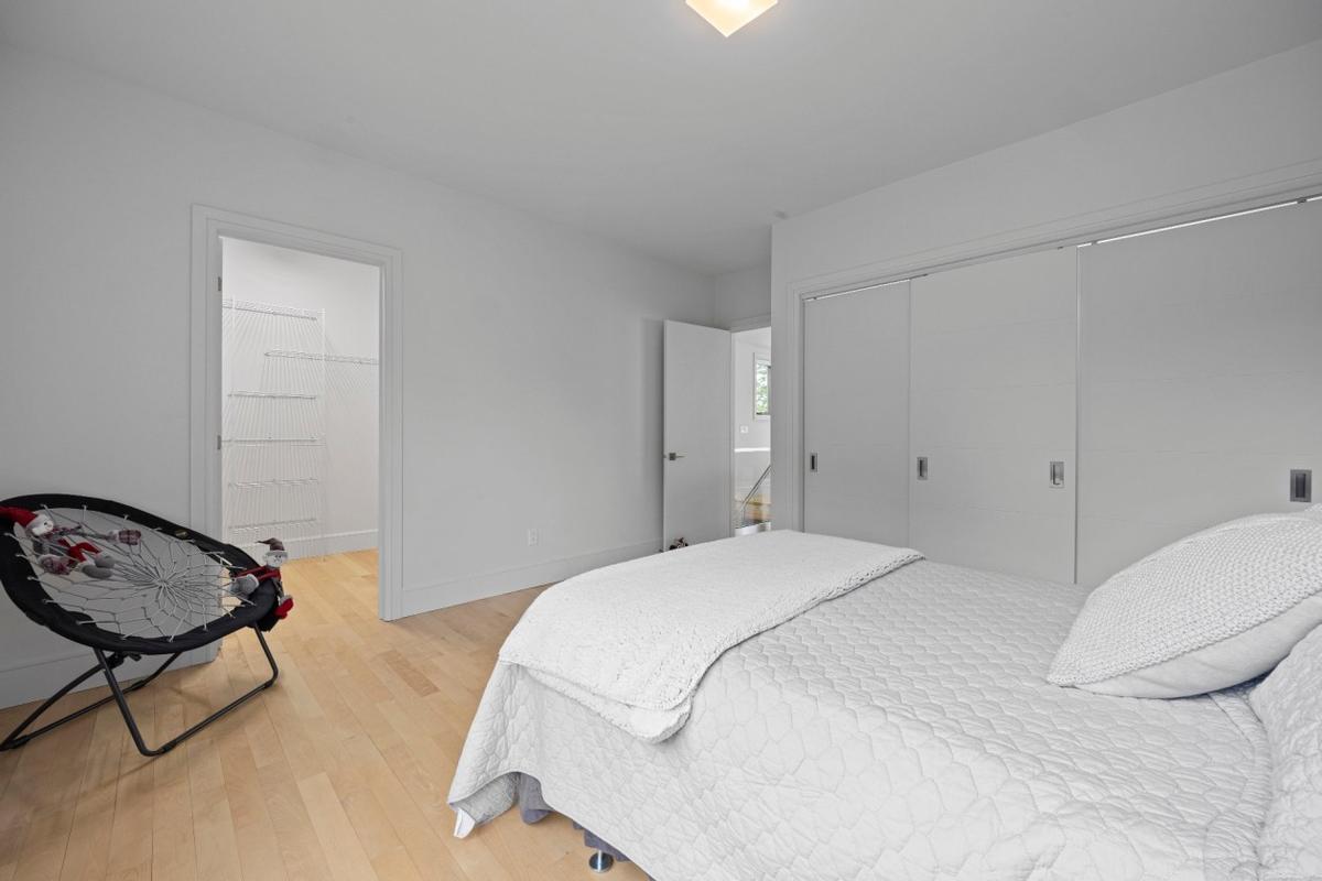 Chambre avec rangement intégré
