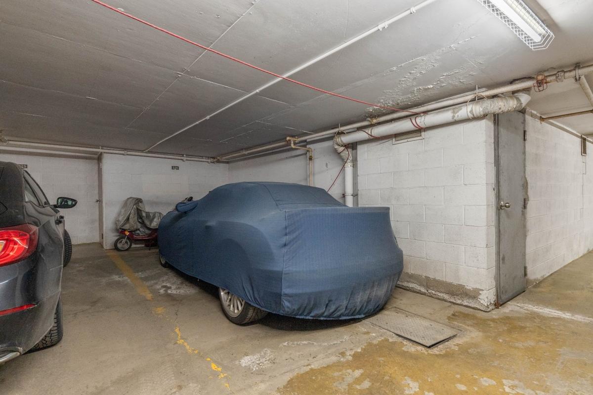 Garage intérieur avec stationnement