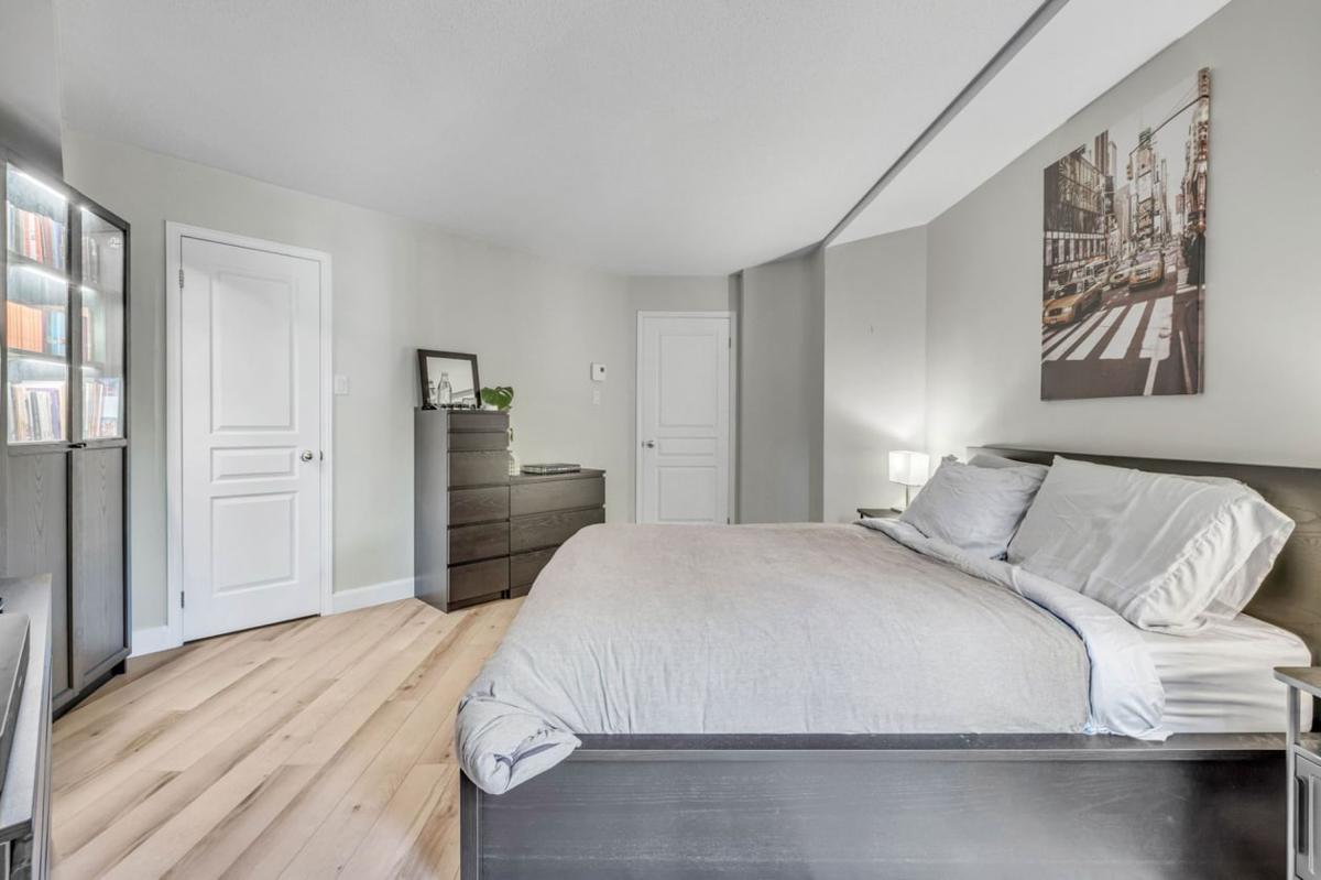 Vue du walk-in de la chambre principale