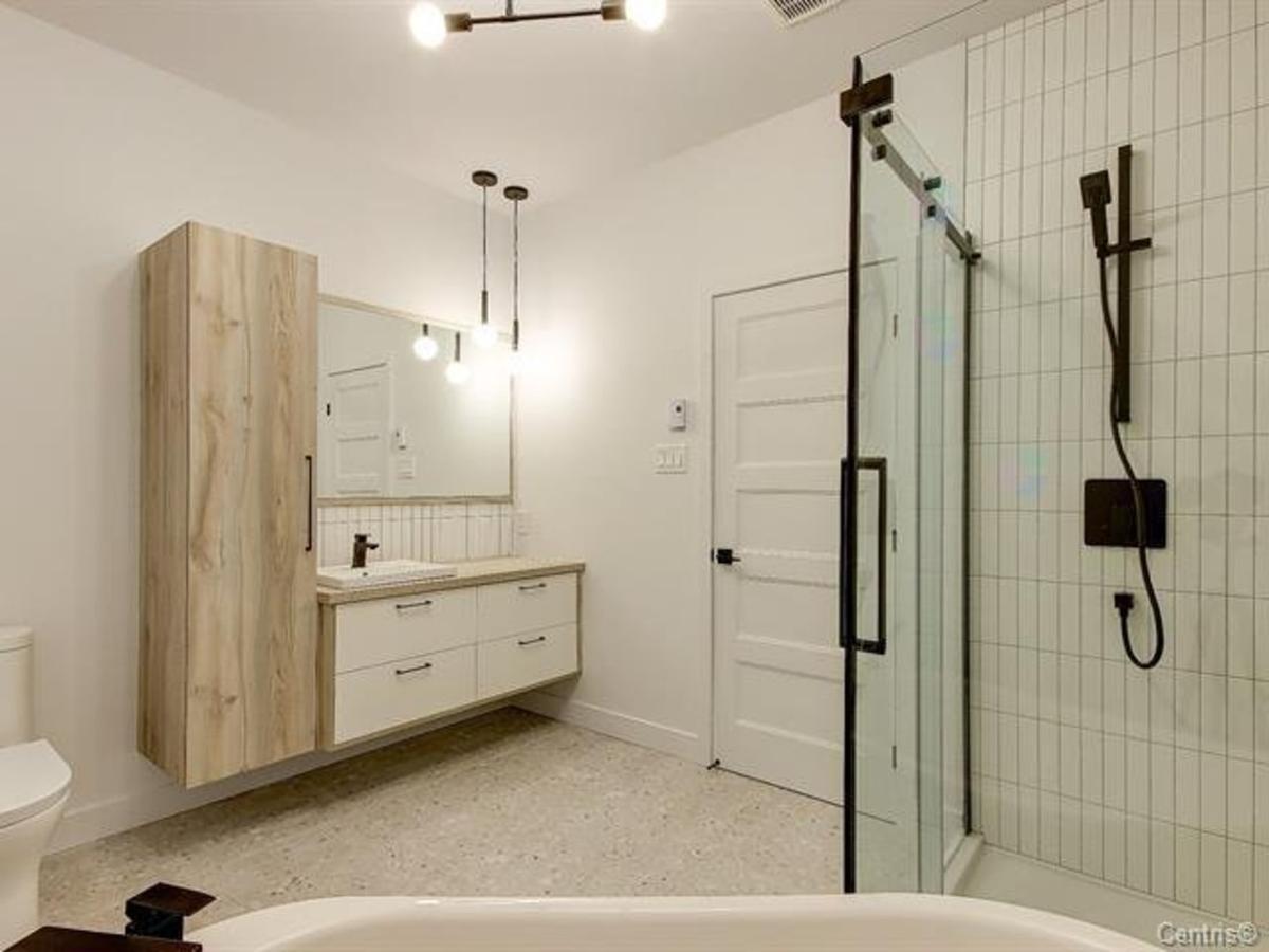 Salle de bain aux finitions modernes