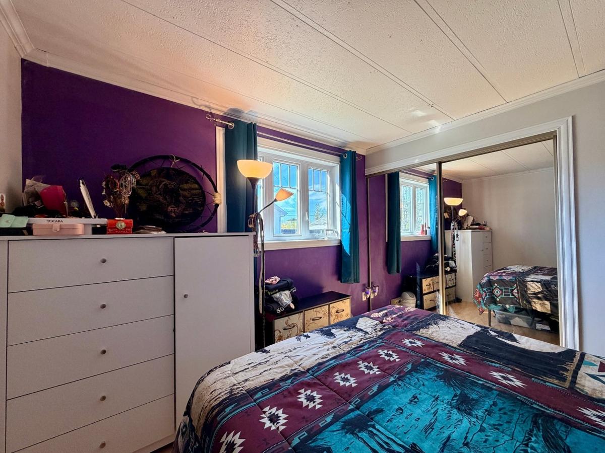 Vue sur une chambre aménagée avec soin