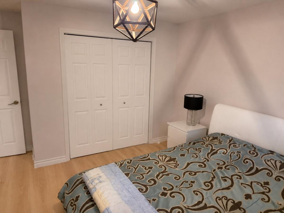 Chambre avec fenestration généreuse