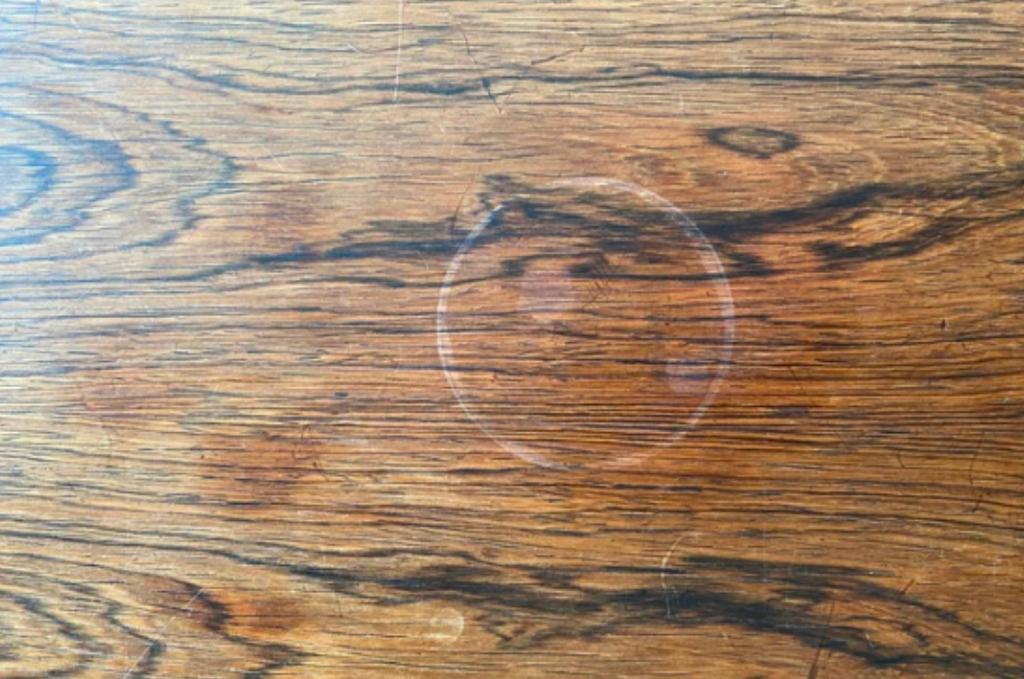 Cerne sur table
